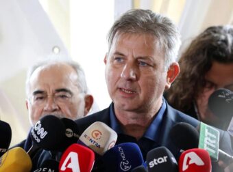 «Ο Γεράσιμος δίνει μάχη με πόνους φρικτούς, ζει στο σκοτάδι άδικα» – Συγκλονίζει ο πατέρας του μοναδικού επιζώντα από το πρώτο βαγόνι στα Τέμπη