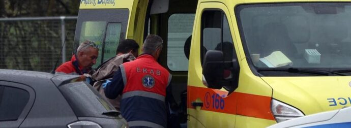 Σε αναπηρικό καροτσάκι βγήκε από το δικαστήριο ο Πάνος Ρούτσι, αποχώρησε με ασθενοφόρο – «Ασκήθηκε βία εναντίον γονιών» καταγγέλλει η Κωνσταντοπούλου