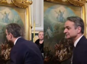 Ο πρωθυπουργός Κυριάκος Μητσοτάκης φιλάει έναν πίνακα ζωγραφικής του Θεόδωρου Βρυζάκη. Σωστό ή γκάφα;