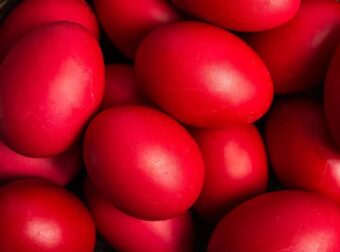 Πώς να βάψεις γυαλιστερά και λαμπερά κόκκινα αυγά χωρίς στάμπες