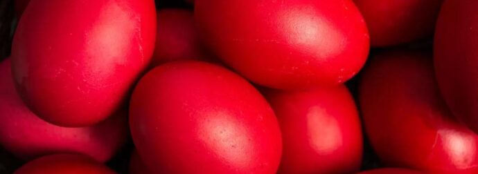 Πώς να βάψεις γυαλιστερά και λαμπερά κόκκινα αυγά χωρίς στάμπες