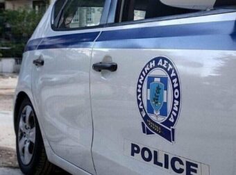 EKTAKTO: Συνελήφθη εγγονή πασίγνωστου πολιτικού – Είχε στην κατοχή της…