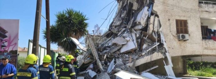 ΕΚΤΑΚΤΟ ΤΩΡΑ – ΚΑΤΕΡΡΕΥΣΕ ΠΟΛΥΚΑΤΟΙΚΙΑ – ΑΝΑΦΟΡΕΣ ΓΙΑ ΕΓΚΛΩΒΙΣΜΕΝΟΥΣ