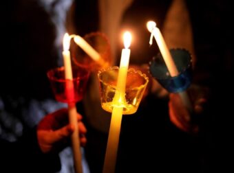 Τι πρέπει να κάνετε τα λουλούδια που πήρατε από τον Επιτάφιο και τις λαμπάδες της Ανάστασης