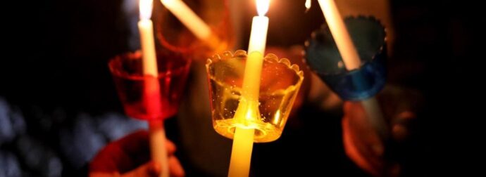 Τι πρέπει να κάνετε τα λουλούδια που πήρατε από τον Επιτάφιο και τις λαμπάδες της Ανάστασης