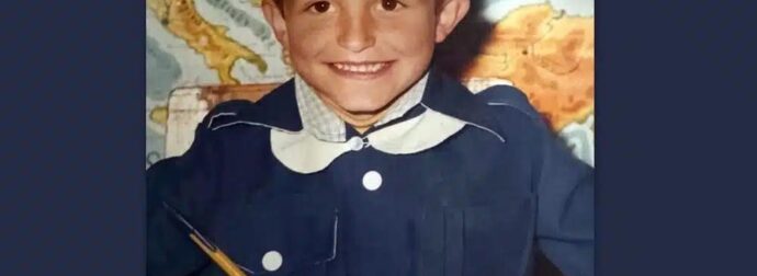 Το χαμογελαστό αγοράκι της φωτογραφίας είναι πετυχημένος Έλληνας ηθοποιός