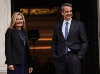 Μακρόν σε Μητσοτάκη: «Να απεξαρτηθούμε από ΗΠΑ και Κίνα»