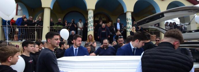 Μακρίσια: «Ράγισαν καρδιές» στην κηδεία του 13χρονου – Παιδιά κουβάλησαν το λευκό φέρετρο
