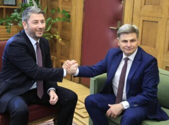 Μεταγραφές στο ΠΑΣΟΚ: Επιθετική στρατηγική μετά την ενσωμάτωση Φαραντούρη – Κορυφώνει τις επαφές με άλλους “πέντε” ο Ανδρουλάκης
