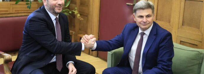 Μεταγραφές στο ΠΑΣΟΚ: Επιθετική στρατηγική μετά την ενσωμάτωση Φαραντούρη – Κορυφώνει τις επαφές με άλλους “πέντε” ο Ανδρουλάκης