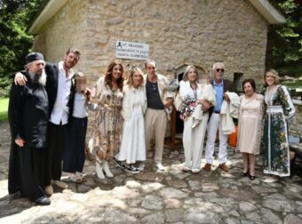 Πάνος Μουζουράκης – Μαριλού Κόζαρη: Βάφτισαν τον γιο τους με νονά την Έλενα Παπαρίζου – Το όνομα που πήρε