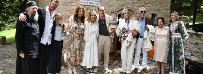 Πάνος Μουζουράκης – Μαριλού Κόζαρη: Βάφτισαν τον γιο τους με νονά την Έλενα Παπαρίζου – Το όνομα που πήρε