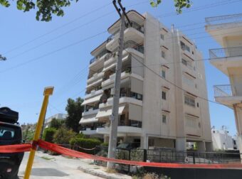 Ηλιούπολη: “Έπεσαν μαζί από την ταράτσα, σαν να το είχαν σχεδιάσει” – Νεκρή η μια 17χρονη, χαροπαλεύει η φίλη της
