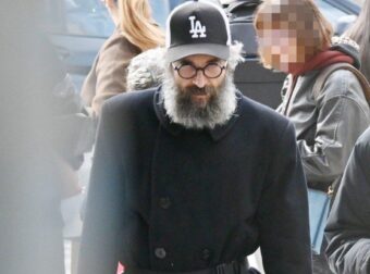 Με μακρύ μούσι και ράσα παπά: Αγνώριστος ο Άρης Σερβετάλης – Η πρώτη φωτογραφία μέσα από το Άγιον Όρος