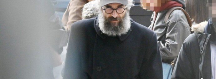 Με μακρύ μούσι και ράσα παπά: Αγνώριστος ο Άρης Σερβετάλης – Η πρώτη φωτογραφία μέσα από το Άγιον Όρος