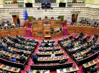ΕΣΚΑΣΕ ΒΟΜΒΑ – ΑΠΟΧΩΡΕΙ ΑΠΟ ΤΟ ΚΟΜΜΑ ΚΑΙ ΠΑΕΙ ΜΕ ΤΟΝ ΤΣΙΠΡΑ
