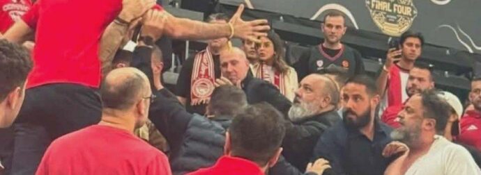 Μαρινάκης και Δημητριάδης πιάστηκαν στα χέρια πριν τον τελικό του Ολυμπιακού! Σκίστηκε η μπλούζα του προέδρου της ΠΑΕ