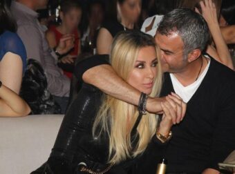 Γύριζε άυπνος με την τελευταία πτήση μόνο για να τη δει: Η άγνωστη καθημερινή θυσία του Δέλλα για τη Γωγώ Μαστροκώστα
