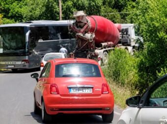 Τροχαίο στην χώρα: Τουριστικό λεωφορείο που μετέφερε επιβάτες κρουαζιέρας συγκρούστηκε με μπετονιέρα