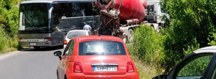 Τροχαίο στην χώρα: Τουριστικό λεωφορείο που μετέφερε επιβάτες κρουαζιέρας συγκρούστηκε με μπετονιέρα