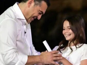 Ποιο είναι το μικρό κορίτσι που παρέδωσε στον Τσίπρα το όνομα του νέου κόμματος – Η συμβολική στιγμή