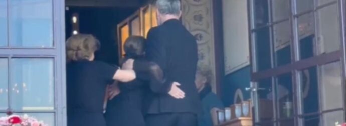 Κηδεία Μαστροκώστα: Σπαραγμός – «Καλώς το λουλούδι μου, το αστέρι μου»