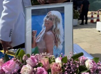 Είπε 4 λέξεις και κατέρρευσε: Τραγωδία με την μητέρα της Γωγώς Μαστροκώστα στην κηδεία της, σοκ