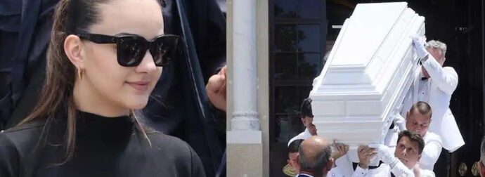 Ραγίζει καρδιές το στεφάνι με τα ροζ λουλούδια της Βικτώριας Δελλά στην κηδεία της μητέρας της