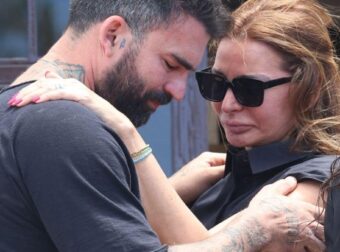 Κηδεία Γωγώς Μαστροκώστα: Λύγισαν Μαρία Καλάβρια και Δημήτρης Αλεξάνδρου – Σπάραξε στην αγκαλιά του