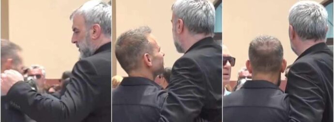 Σπαρακτικό: Η αδελφική αγκαλιά του Ντέμη Νικολαΐδη στον Τραϊανό Δέλλα στην κηδεία της Γωγώς Μαστροκώστα