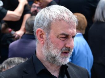 Όλοι εχθές έψαχναν να δουν τι έγραφε το στεφάνι του Δέλλα, στην κηδεία της Μαστροκώστα – Κυκλοφόρησε μόνο 1 φώτο – Οι 4 λέξεις