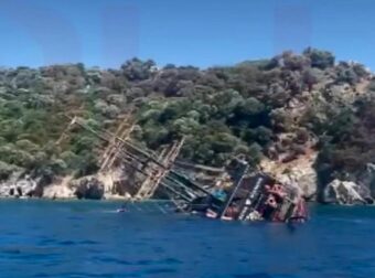 ΠΑΝΙΚΟΣ! – ΣΤΙΓΜΕΣ ΤΡΟΜΟΥ ΣΕ ΣΚΑΦΟΣ ΜΕ 148 ΕΠΙΒΑΤΕΣ – ΠΗΔΗΞΑΝ ΣΤΗ ΘΑΛΑΣΣΑ ΓΙΑ ΝΑ ΣΩΘΟΥΝ, ΔΥΣΤΥΧΩΣ…