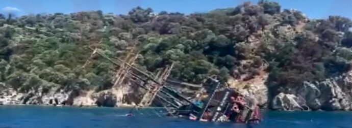 ΠΑΝΙΚΟΣ! – ΣΤΙΓΜΕΣ ΤΡΟΜΟΥ ΣΕ ΣΚΑΦΟΣ ΜΕ 148 ΕΠΙΒΑΤΕΣ – ΠΗΔΗΞΑΝ ΣΤΗ ΘΑΛΑΣΣΑ ΓΙΑ ΝΑ ΣΩΘΟΥΝ, ΔΥΣΤΥΧΩΣ…