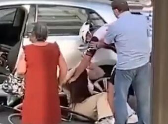 Ποδηλάτης στην Πορτογαλία άρπαξε από τον λαιμό και γρονθοκόπησε γυναίκα οδηγό στη μέση του δρόμου 30 Μαΐου 2026 20:54