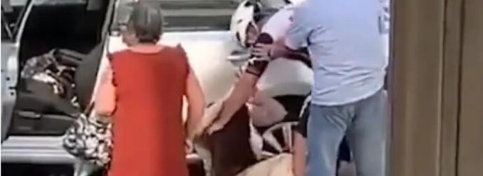Ποδηλάτης στην Πορτογαλία άρπαξε από τον λαιμό και γρονθοκόπησε γυναίκα οδηγό στη μέση του δρόμου 30 Μαΐου 2026 20:54