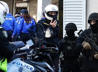 Σοκ στην Θεσσαλονίκη: Άνδρας σε αμόκ με αλυσοπρίονο βρίσκεται έξω από σπίτι – Εγκλωβισμένες μέσα είναι μητέρα με παιδιά