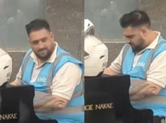 Πιάνο στο Μετρό Συντάγματος: Διανομέας παίζει τον «Έρωτα Αρχάγγελο» και συγκινεί τους πάντες