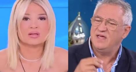 Πάγωσε το πλατό της εκπομπής με την αποκάλυψη του Γιώργου Ντάβλα για τη Γωγώ Μαστροκώστα: «Θες να σου πω κάτι που δεν το ξέρει κανένας;»