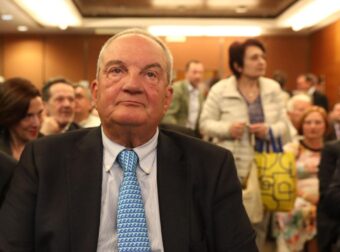 ΒΑΡΥ ΠΕΝΘΟΣ ΓΙΑ ΤΟΝ ΚΩΣΤΑ ΚΑΡΑΜΑΝΛΗ – ΜΟΛΙΣ ΜΑΘΕΥΤΗΚΕ