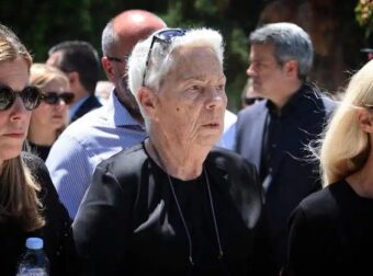 Αρνήθηκε η χήρα του Σουφλιά να δώσει το χέρι στον Μητσοτάκη