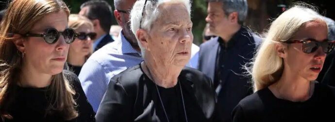 Αρνήθηκε η χήρα του Σουφλιά να δώσει το χέρι στον Μητσοτάκη
