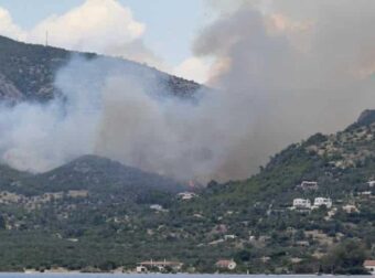 Φωτιά ΤΩΡΑ – Καίει δίπλα στη Λίμνη Βουλιαγμένης