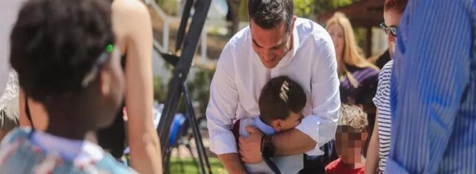 ΚΑΝΕΙΣ ΔΕΝ ΤΟ ΠΕΡΙΜΕΝΕ: Ο ΑΛΕΞΗΣ ΤΣΙΠΡΑΣ ΕΣΩΣΕ 9ΧΡΟΝΗ ΠΛΗΡΩΝΟΝΤΑΣ ΚΡΥΦΑ….