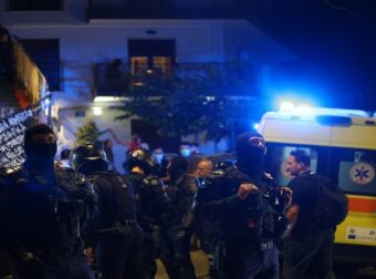 ΕΚΤΕΛΕΣΗ ΣΤΑ ΕΞΑΡΧΕΙΑ: ΟΙ ΠΕΝΤΕ ΣΦΑΙΡΕΣ ΣΤΟ ΚΕΦΑΛΙ ΤΟΥ 35ΧΡΟΝΟΥ ΜΑΡΤΥΡΟΥΝ…