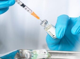 Η υπόθεση που συγκλονίζει: Παράλυτος μετά το εμβόλιο Covid , δικαιώθηκε μετά τον θάνατό του – Έχουν όντως παρενέργειες;