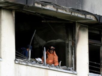 Μεγάλη φωτιά σε δημοτικό σχολείο – Εικόνες από τη δραματική απομάκρυνση των μαθητών