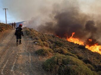 Συναγερμός στην Αττική: Φωτιά τώρα στον Κουβαρά
