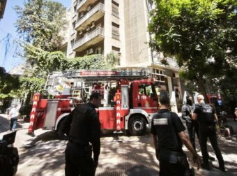 Συναγερμός στην Ομόνοια: Φωτιά σε ξενοδοχείο – Επιχείρηση απεγκλωβισμού ατόμων από τα μπαλκόνια