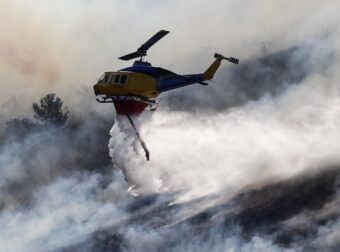 Συναγερμός στο Δερβένι: Φωτιά σε ξερά χόρτα – Στη μάχη και εναέρια μέσα