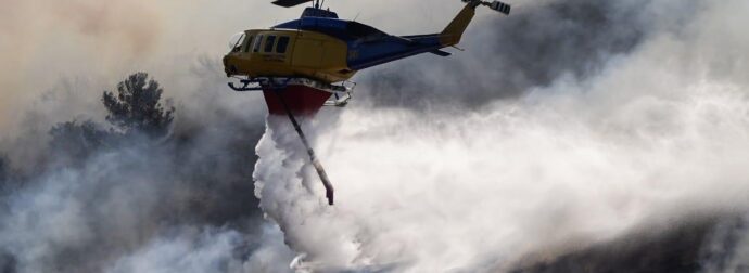 Συναγερμός στο Δερβένι: Φωτιά σε ξερά χόρτα – Στη μάχη και εναέρια μέσα